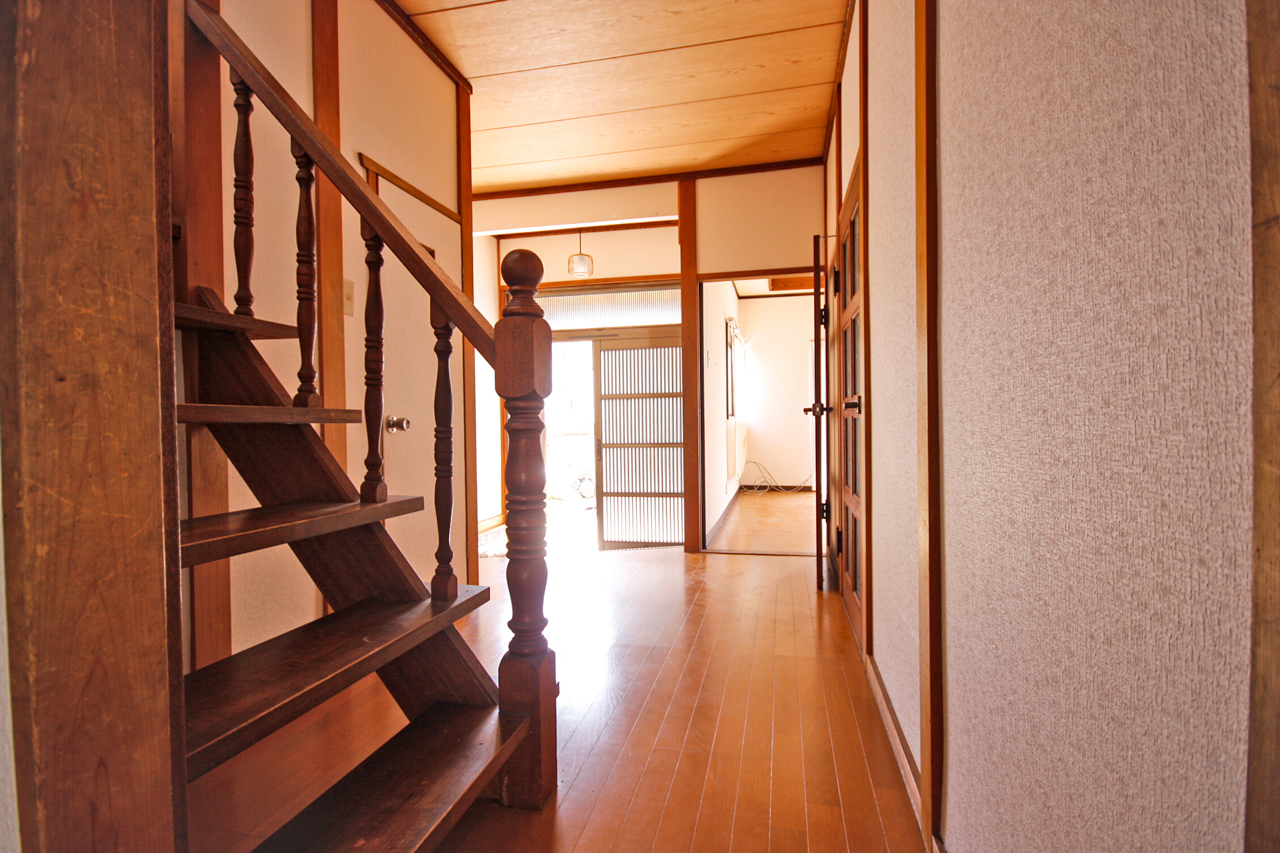 桜井市大字三輪：玄関ホール階段写真