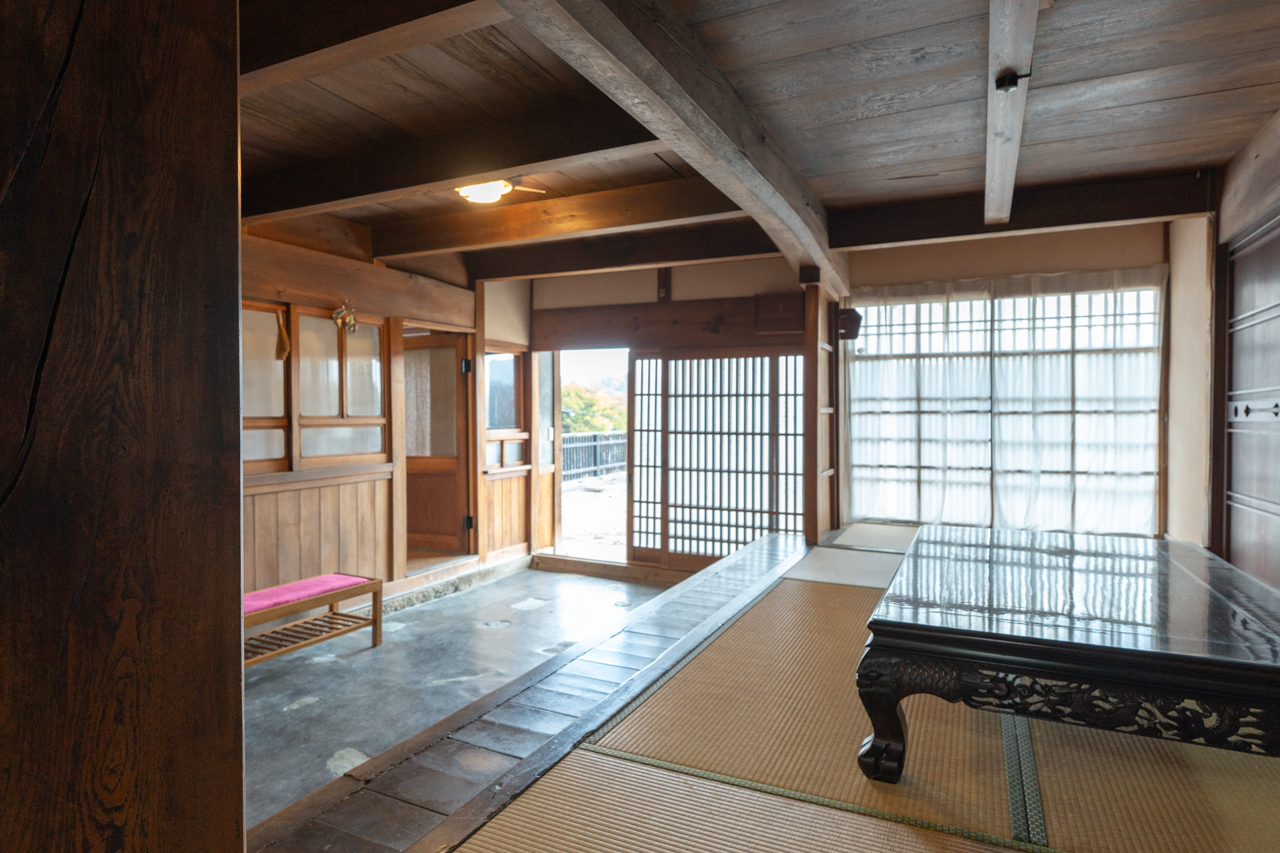 奈良県山辺郡山添村岩屋：上がり框と和室