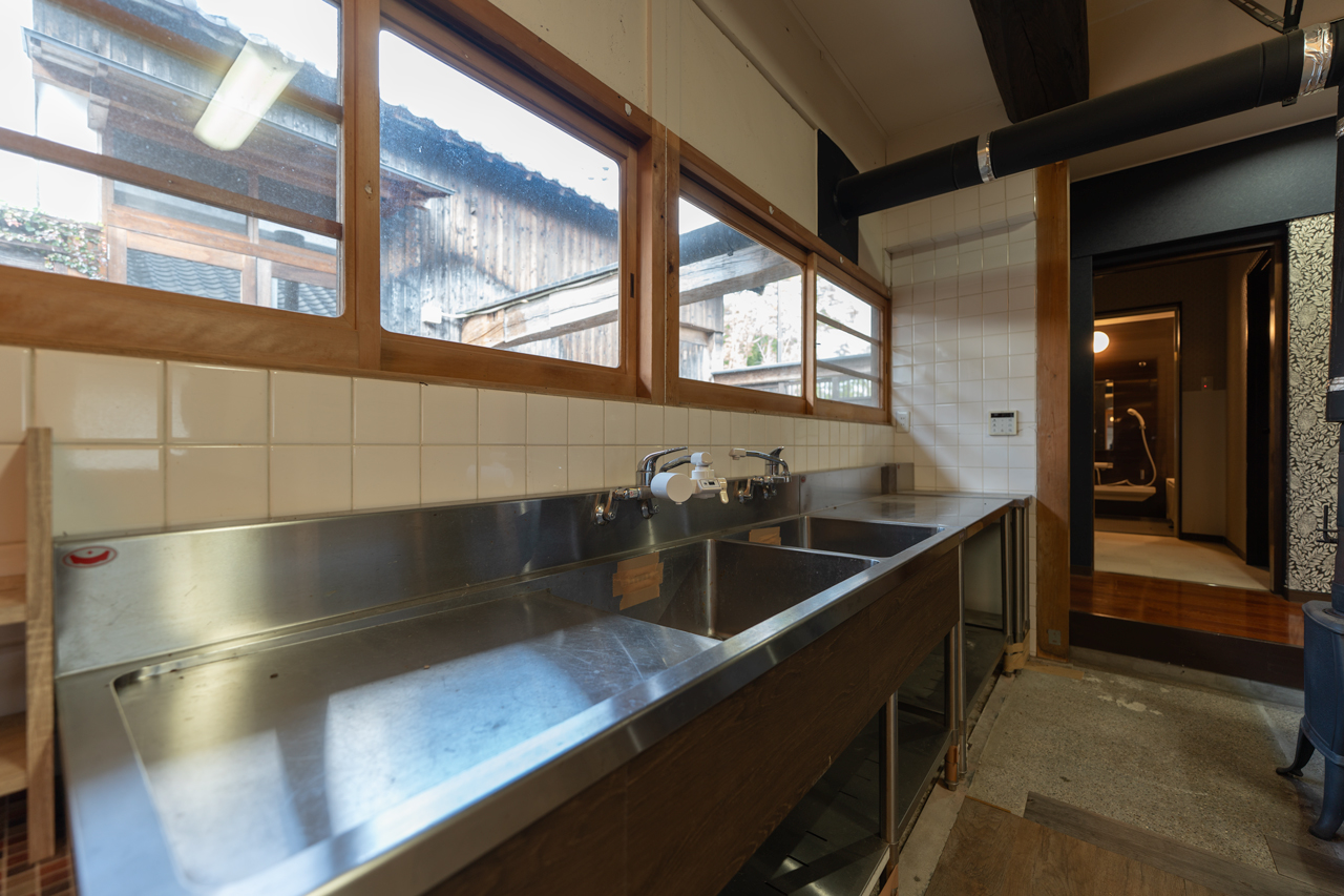 奈良県山辺郡山添村岩屋：ステンレスキッチンと横窓