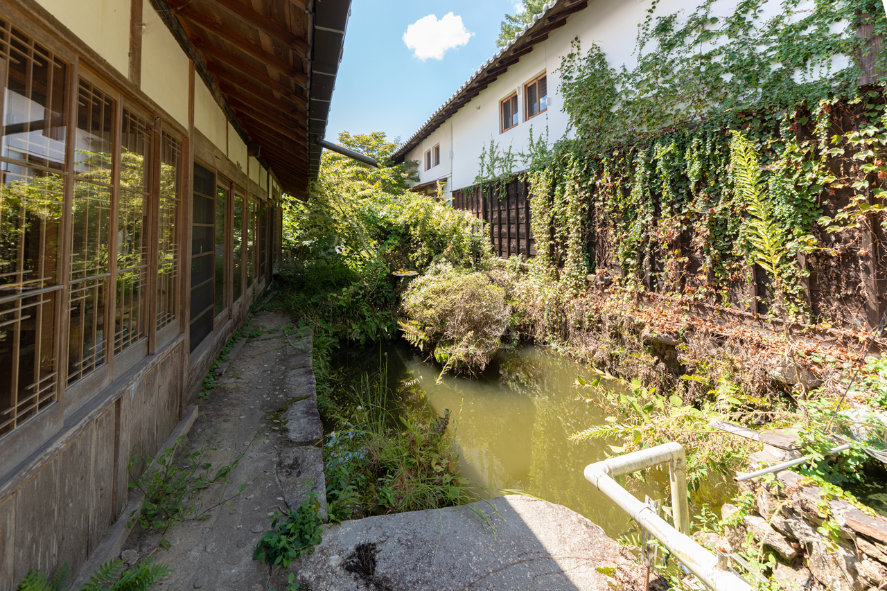 奈良県山辺郡山添村岩屋：母屋と離れの間にある庭池