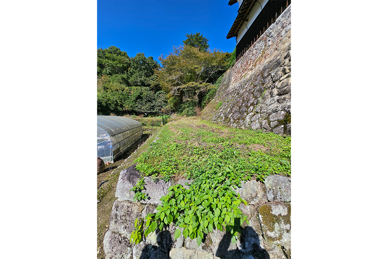 奈良県山辺郡山添村岩屋：石垣横の畑スペース写真
