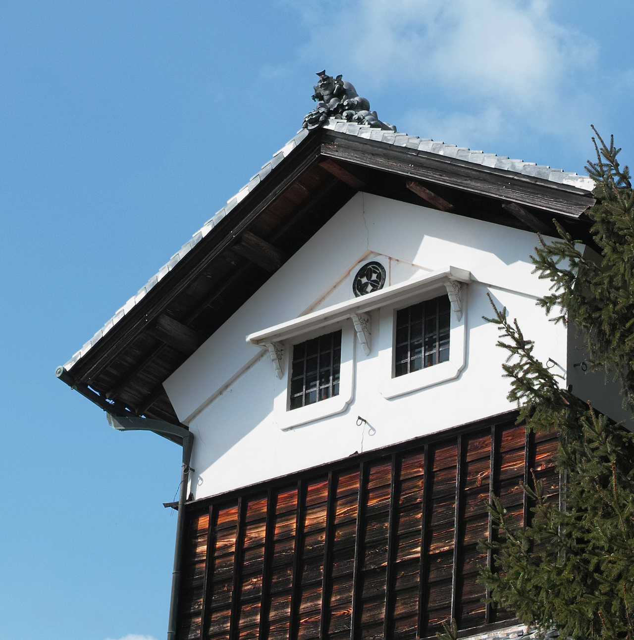 奈良県山辺郡山添村岩屋：蔵と家紋