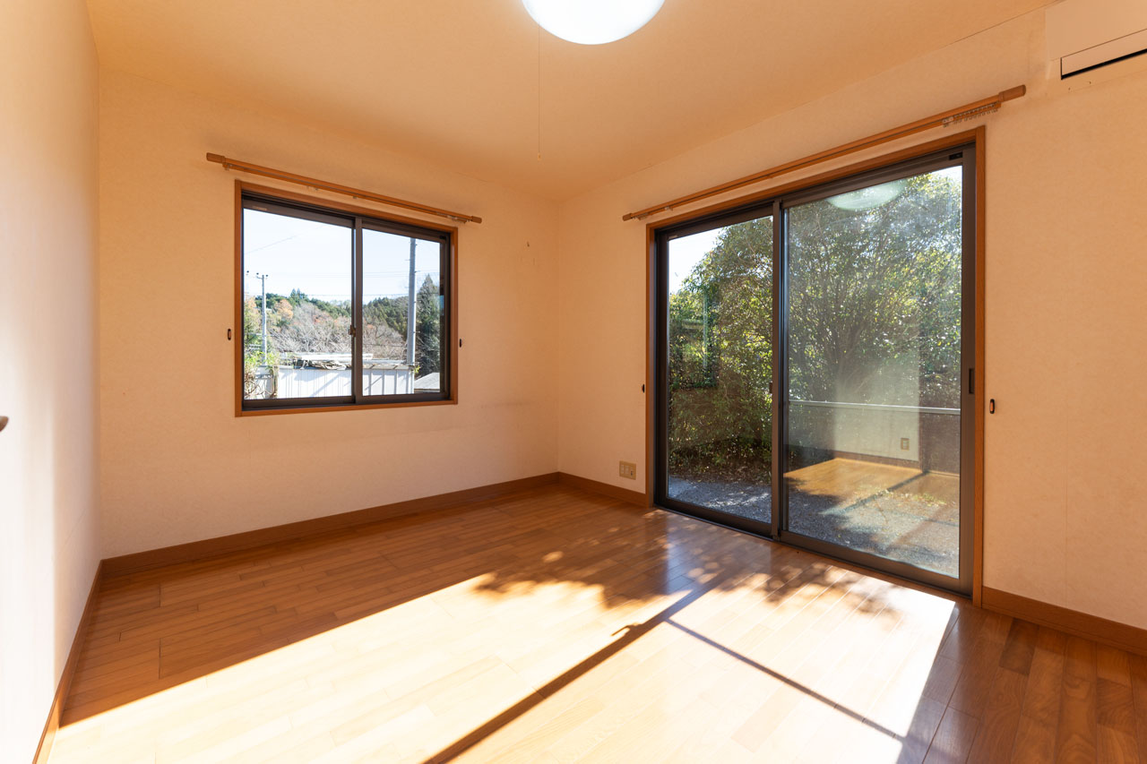 奈良県宇陀市榛原山辺三：ステンレスキッチンと横窓