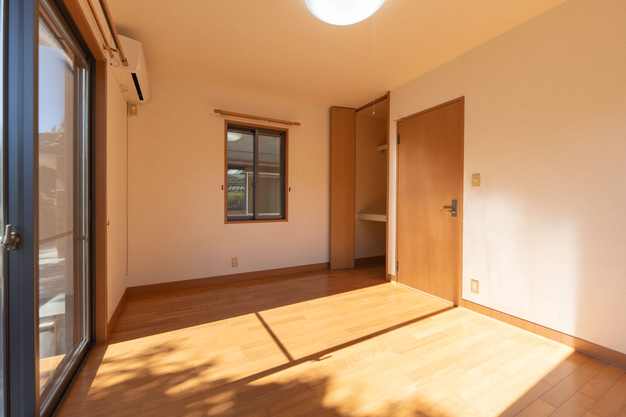 奈良県宇陀市榛原山辺三：ステンレスキッチンと横窓