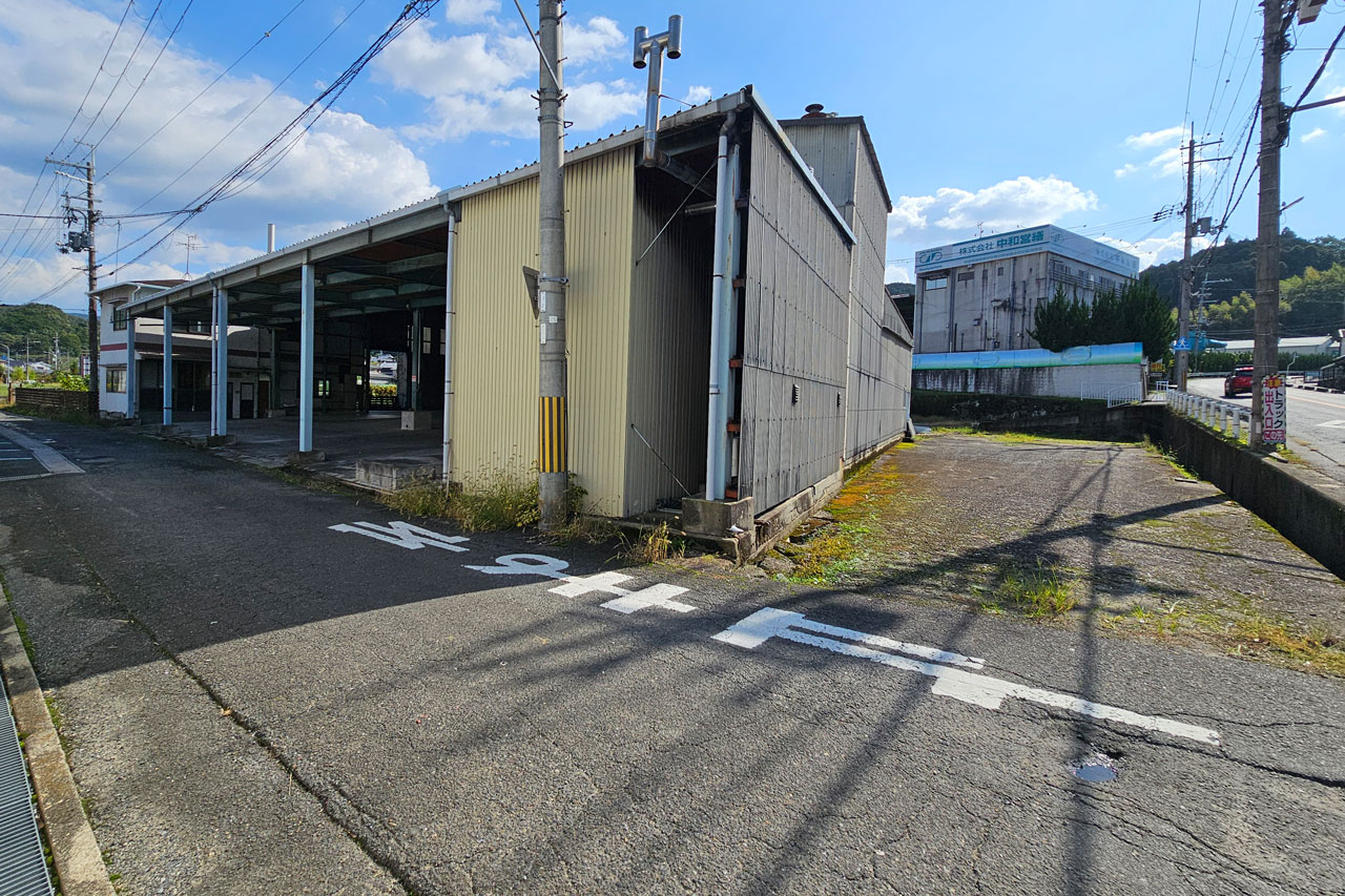 桜井市大字浅古：工場横の土地は駐車スペース進入路として利用できます。