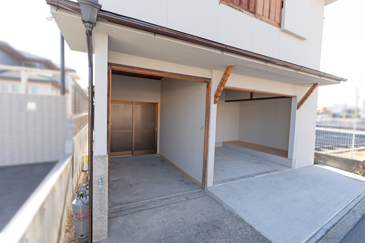 桜井市大字谷：玄関先の土間と車庫