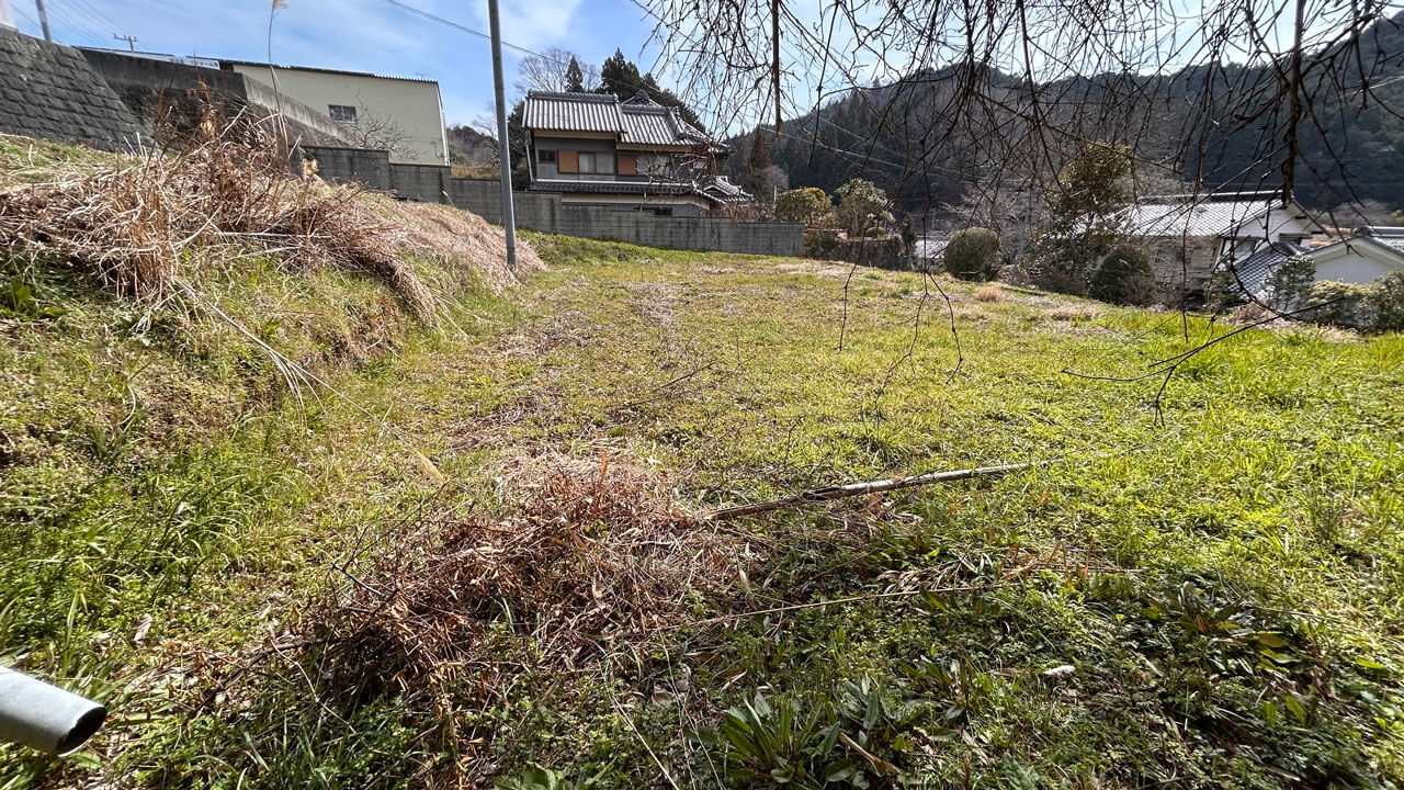 奈良県宇陀市榛原山辺三：建物隣接の畑