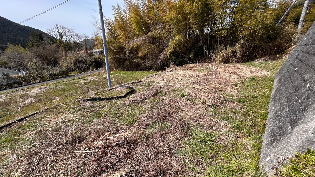 奈良県宇陀市榛原山辺三：建物隣接の畑