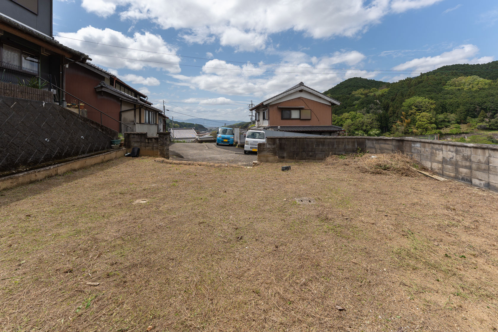 桜井市初瀬：前庭・駐車スペース全景。