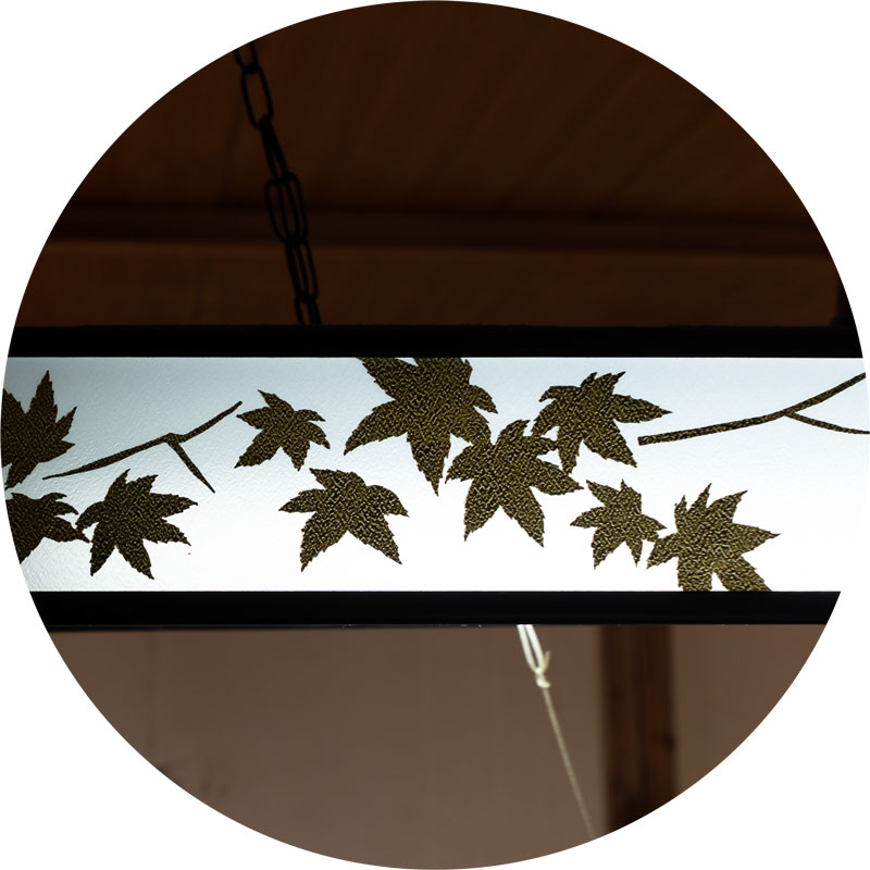 紅葉柄の照明：奈良県桜井市大字初瀬