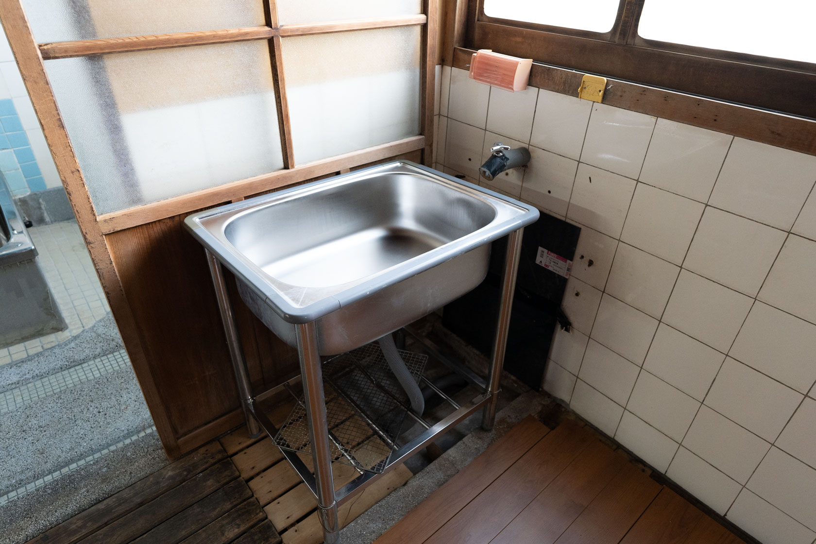 奈良県十津川村大字上野地：ステンレス流し台。