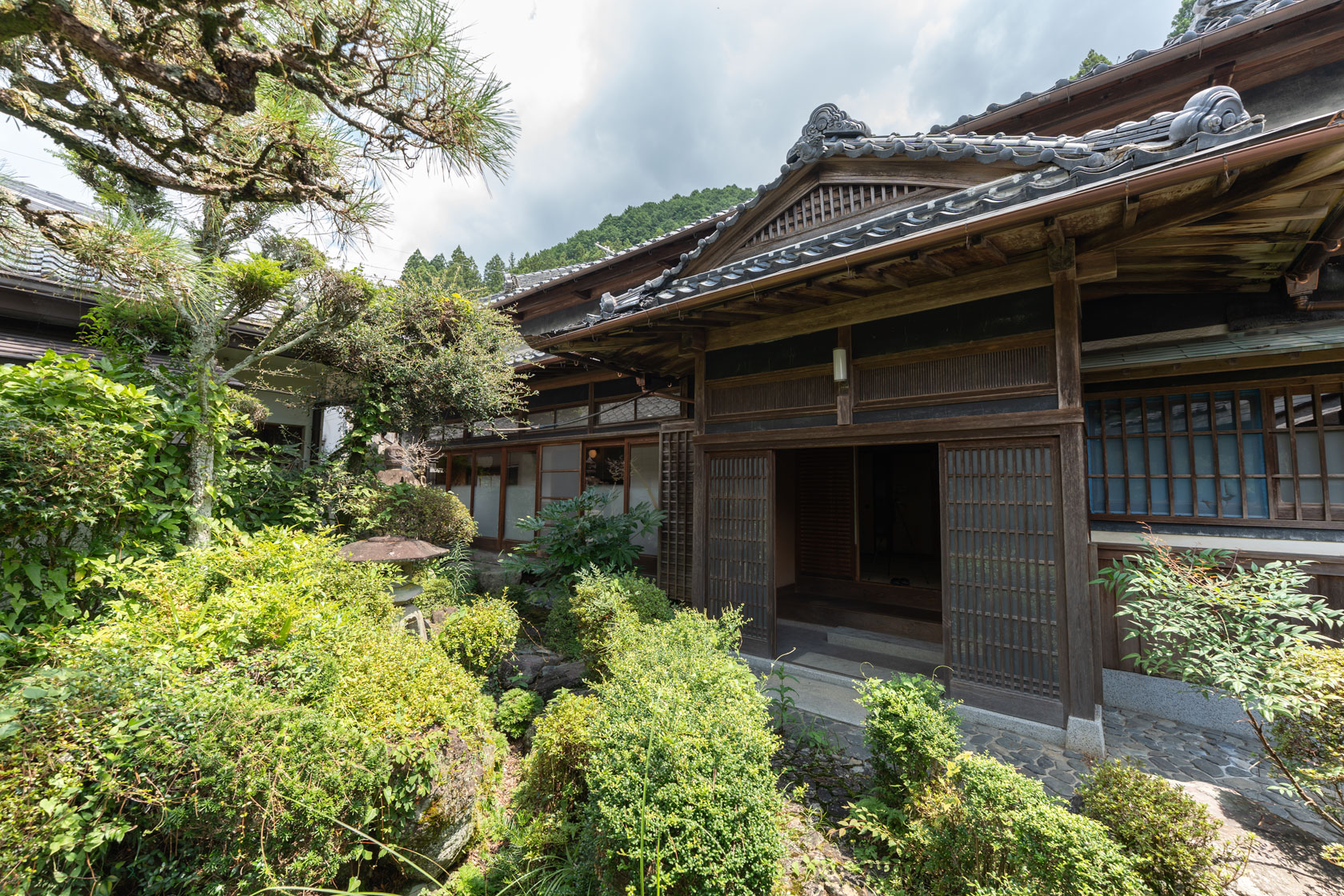 奈良県十津川村大字上野地：日本庭園。石灯籠と松の木。