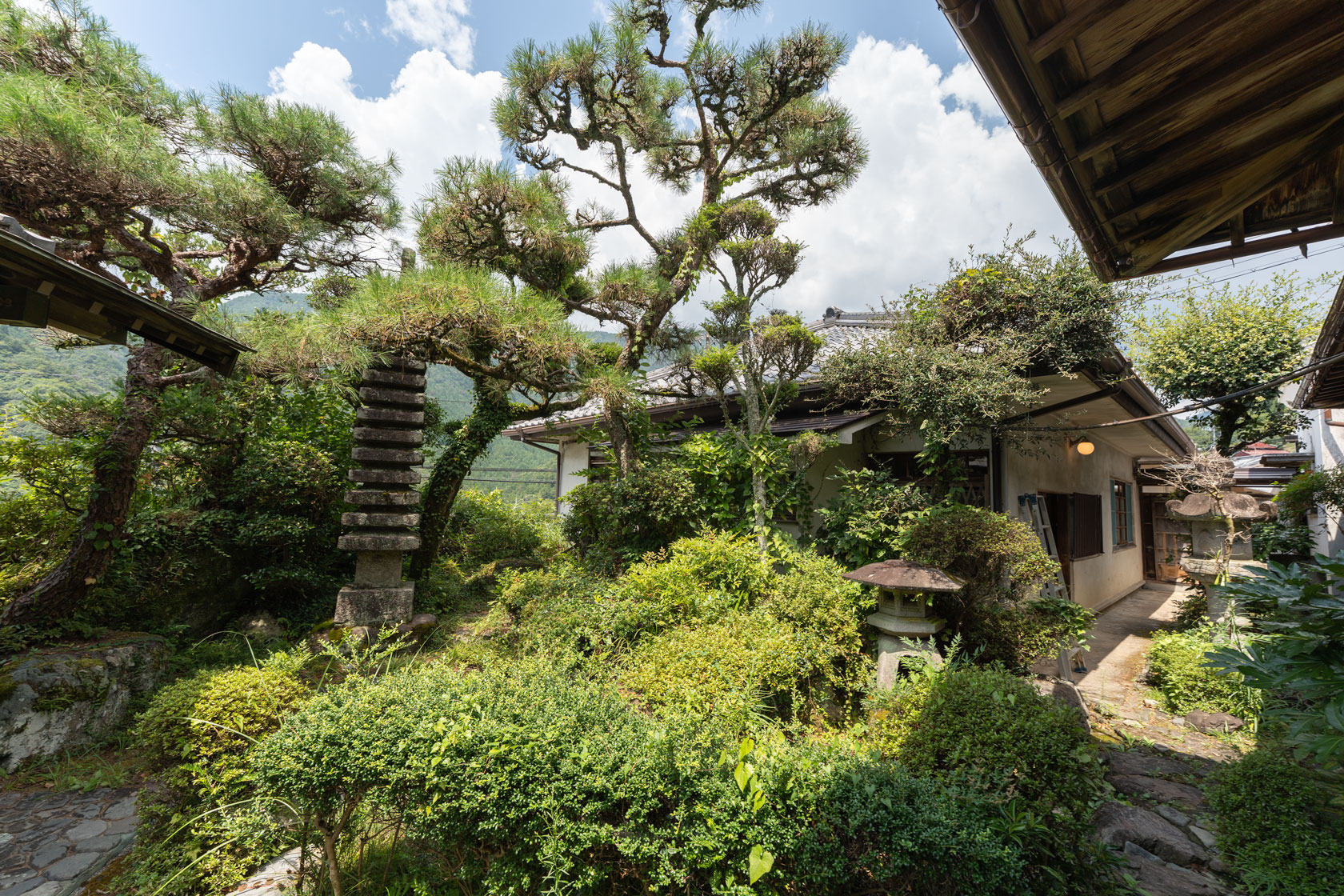 奈良県十津川村大字上野地：日本庭園。松の木と灯篭。
