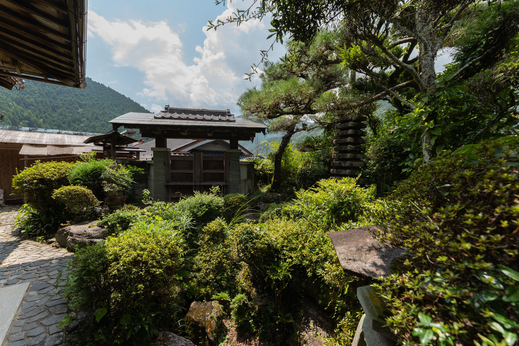 奈良県十津川村大字上野地：日本庭園。庭木と灯篭。